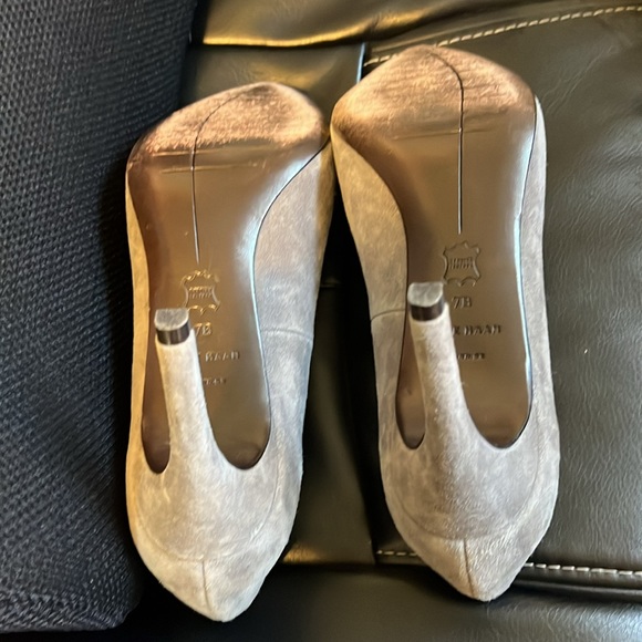 Women’s Cole Haan Suede Grey pump. Size 7B - Picture 3 of 3